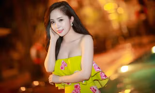 Quỳnh Nga trễ nải vòng một gợi cảm đi dự tiệc