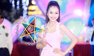 Jennifer vẫn rạng rỡ xinh đẹp dù tất bật chạy show đêm trung thu.
