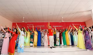 NSƯT Tạ Minh Tâm và 38 thí sinh thể hiện ca khúc 'Tổ quốc gọi tên mình' dành tặng các chiến sĩ Hải Quân Vùng 5. Ảnh: Hồng Vĩnh.