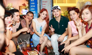 Khánh Thi giản dị uống trà chanh vỉa hè cùng fans.