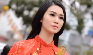 Khánh My diện áo dài đỏ rực rỡ lễ chùa đầu năm