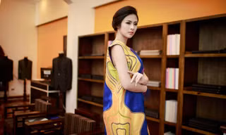 Ngọc Hân trong một thiết kế áo dài in họa tiết ruộng bậc thang độc đáo của NTK Xuân Lê.