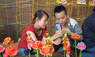 Thiếu nhi thích thú tập làm nghệ nhân