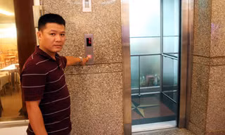 Thang máy xảy ra sự cố. Ảnh: An Nhơn.