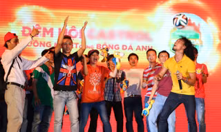 Rocker Phạm Anh Khoa trổ tài tâng bóng điệu nghệ