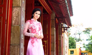 Vợ Phan Thanh Bình quyến rũ với áo dài sặc sỡ