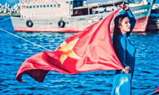Ngọc Hân gây xúc động khi tung cờ đỏ sao vàng ở Lý Sơn