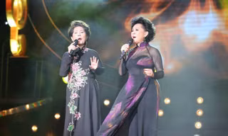 Phương Dung và Giao Linh trên sân khấu đêm nhạc Sol Vàng với chủ đề 'Còn mãi những khúc tình ca' tối 14/6.