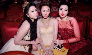 Trang Nhung mang bầu nhí nhảnh bên đồng nghiệp
