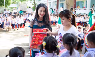 Phan Thị Mơ tặng quà trung thu cho các em thiếu nhi.