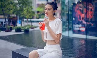 Kha Mỹ Vân bất ngờ dịu dàng và nữ tính, khoe vòng eo thon 'con kiến'.