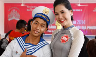Khi màu áo dài hòa cùng màu áo lính đảo