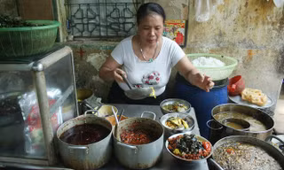 Quán bún ốc cổ truyền của cô Lan nằm sâu trong ngõ 139 Khương Thượng, Chủ quán là cô Lan, 59 tuổi. Tính đến nay hàng cô Lan đã mở được 36 năm. Các bí quyết nấu ăn được bà cô Lan nắm giữ, truyền lại cho mẹ cô, rồi mẹ cô truyền lại cho cô. 