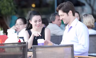 Khánh My tình tứ bên bạn diễn ngoại quốc điển trai