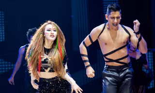 Ngân Khánh hoang dại, sexy bên bạn nhảy 'hotboy'