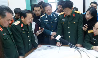 Thượng tướng Đỗ Bá Tỵ nghe các đồng chí ở Sở chỉ huy báo cáo tình hình tìm kiếm máy bay Malaysia mất tích. Ảnh: Tuấn Nguyễn.