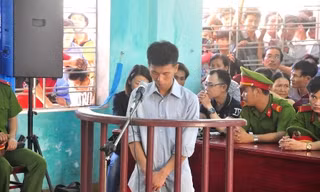 Bị cáo Phan Văn Sơn trước vành móng ngựa.