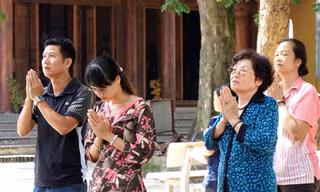 Phật tử viếng chùa Bồ Đề trong lễ Vu lan.