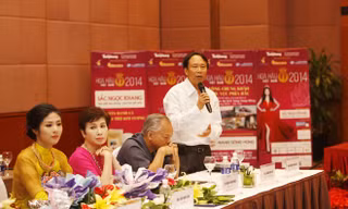 Nhà thơ Dương Kỳ Anh tại cuộc họp báo sáng nay.
