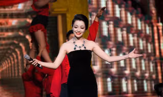 Tối qua (14/8), cùng góp mặt chương trình “Celebrity Night”, hai nàng thơ kiều diễm của Đức Trí là Phạm Thu Hà- Hồ Ngọc Hà đã thăng hoa trên sân khấu Thủ đô với ấn tượng âm nhạc thật khó quên.