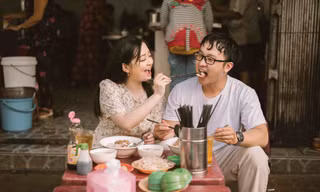 Đôi trẻ Mỹ Tho chụp ảnh cưới ở hàng hủ tiếu