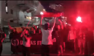 CĐV Philippines đốt pháo sáng cổ vũ đội nhà bên ngoài sân Rizal Memorial