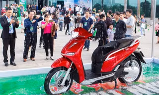 Pega dính lùm xùm nhái, so sánh mẫu mã xe máy điện