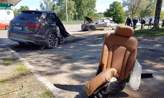 SUV hạng sang Audi Q7 vỡ đôi sau khi đâm vào cột điện