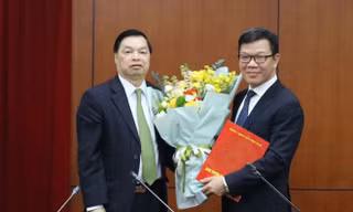 Phó Trưởng ban Tuyên giáo Trung ương Lê Mạnh Hùng trao Quyết định và tặng hoa chúc mừng đồng chí Tống Văn Thanh. (Ảnh: HMT)