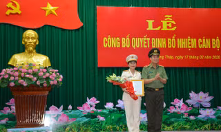 Thiếu tướng Lê Tấn Tới, Cục trưởng Cục Tổ chức cán bộ trao quyết định của Bộ trưởng Công an bổ nhiệm thượng tá Võ Thị Hoài Ngọc giữ chức vụ Phó Giám đốc Công an Đồng Tháp.