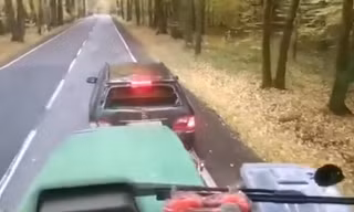 Máy kéo đâm vỡ kính ôtô 'cà khịa' trên đường