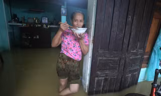 Người dân ăn cơm đứng trong vùng lũ Quảng Nam