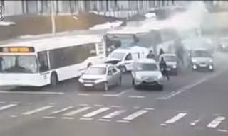 Xe bus lao thẳng vào đám đông dừng đèn đỏ gây 'tai nạn thảm khốc'