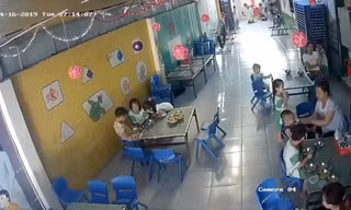 Phẫn nộ bảo mẫu đánh liên tiếp vào đầu trẻ