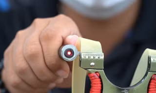 Chứng kiến sự nguy hiểm chết người của ná bi sắt gắn laser bán dạo ở Hà Nội