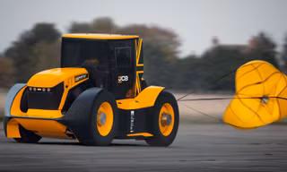 Máy kéo chạy nhanh nhất thế giới, tốc độ hơn 200 km/h