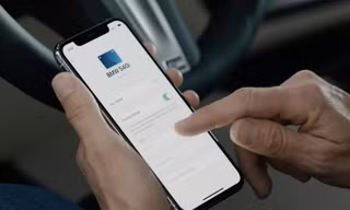 Người dùng có thể mở khóa ôtô với tính năng CarKey mới trên iOS 14. Ảnh: The Verge