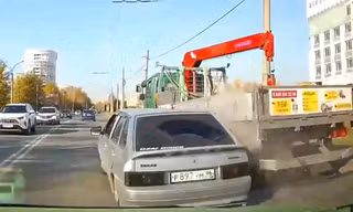 Vượt xe vội vàng, sedan phải nhận 'cái kết đắng'