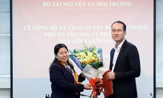 Thứ trưởng Nguyễn Thị Phương Hoa trao quyết định và chúc mừng đồng chí Nguyễn Văn Hùng.