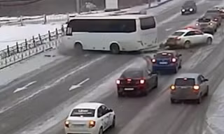 Xe khách đánh lái tránh quá đà và cái kết đắng