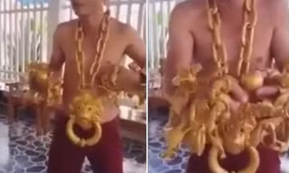 Lại thêm một 'đại gia khoe vàng' khiến dân mạng xôn xao