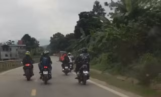 Nhóm 'phượt thủ' dàn hàng ngang không cho ôtô phía sau vượt