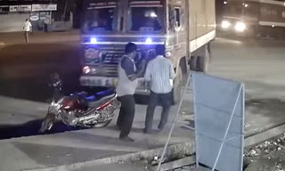 Pha chạy thoát xe tải mất lái ngoạn mục