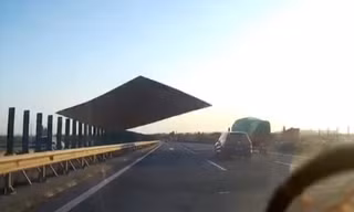 Đột nhiên bị tấm ván đập vào kính chắn gió