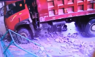 Xe tải mất lái húc đổ cổng trường mẫu giáo