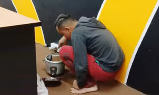 Chàng trai nấu ăn ở phòng làm việc để tiết kiệm tiền