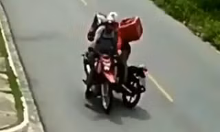 Hai xe máy giao hàng đâm thẳng vào nhau