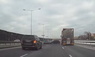 Rơi vào điểm mù, ôtô bị xe bồn chèn ép
