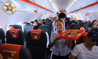 Bà Tân “Vlog” mang bánh trung thu siêu to khổng lồ lên máy bay là đúng hay sai?