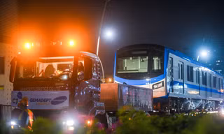 Ba giờ vận chuyển tàu metro về đến depot Long Bình